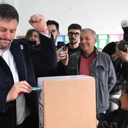 El candidato a legislador  por el Partido Justicialista  Leandro Santoro emitiosu voto en  en la Escuela Primaria Nro. 8,  ubicada en Carlos Calvo 3150, en  las elecciones legislativas de  la Ciudad Autónoma de Buenos  Aires. FOTO: JUAN FOGLIA/NA | Foto:NA