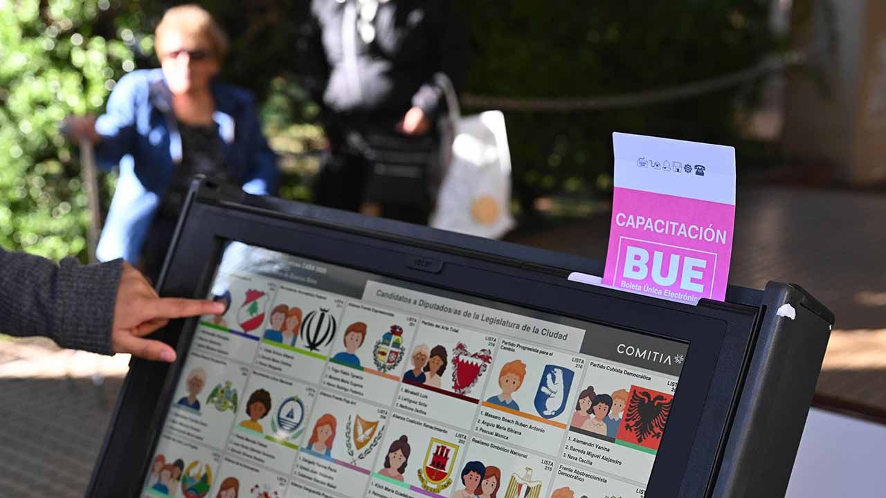 Porteños votan en la UTN del barrio de Almagro en el marco de las elecciones legislativas de la ciudad.  | Foto:NA