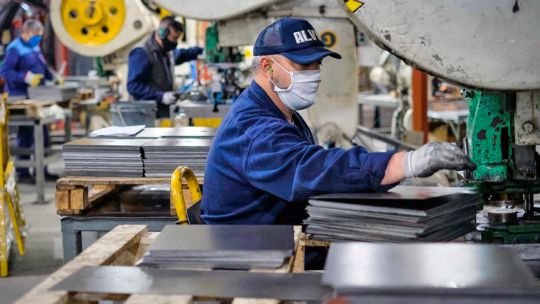 La industria traccionó una nueva caída en la actividad