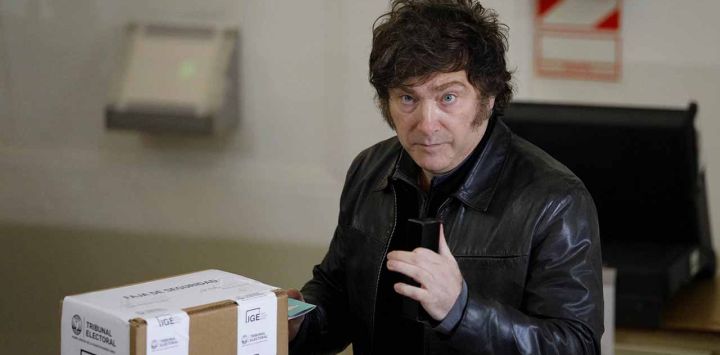 El presidente Javier  Milei votó esta mañana en la  sede de la UTN del barrio de  Almagro, donde fue consultado  por las críticas el PRO a La  Libertad Avanza por el video  fake hecho con inteligencia  artificial y sostuvo que  \"Mauricio Macri está hecho un  llorón\" y que a los  representantes del partido  amarillo \"se los ve muy de  cristal\".FOTO: DANIEL VIDES/NA
