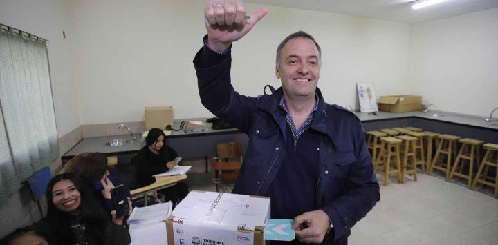 El candidato a legislador  por LLA Manuel Adorni, voto hoy  en el marco de las elecciones  legislativas de la Ciudad  Autónoma de Buenos Aires. FOTO:  DANIEL VIDES/NA