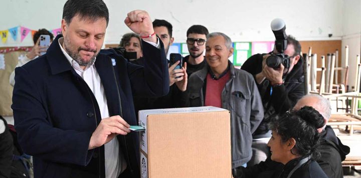 El candidato a legislador  por el Partido Justicialista  Leandro Santoro emitiosu voto en  en la Escuela Primaria Nro. 8,  ubicada en Carlos Calvo 3150, en  las elecciones legislativas de  la Ciudad Autónoma de Buenos  Aires. FOTO: JUAN FOGLIA/NA