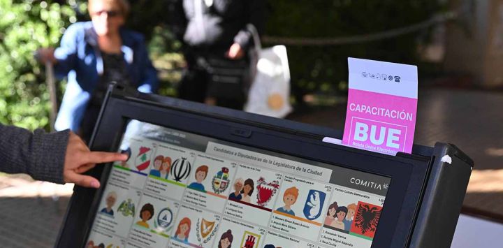 Porteños votan en la UTN del barrio de Almagro en el marco de las elecciones legislativas de la ciudad. 