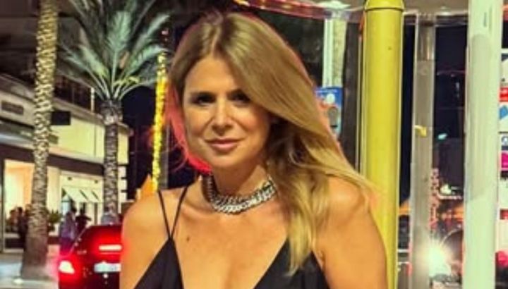 Flavia Palmiero brilla en Cannes: lució un vestido negro lencero de su propia colección