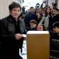 Video: Javier Milei votó, le esquivaron el saludo y dijo que Mauricio Macri "está hecho un llorón"