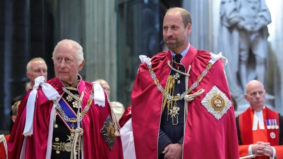 El príncipe William y el rey Carlos III