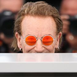 El cantante irlandés de U2, Bono, posa durante la sesión fotográfica de la película "Bono: Stories of Surrender" en la 78.ª edición del Festival de Cine de Cannes, en Cannes, sur de Francia. | Foto:SAMEER Al-DOUMY / AFP