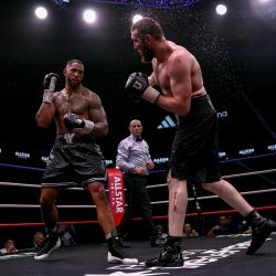 El francés Tony Yoka (izq.) pelea con el ruso Arslan Yallyev (der.) durante su combate internacional de peso pesado en el Adidas Arena de París. | Foto:ANNE-CHRISTINE POUJOULAT / AFP