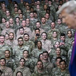 El presidente de Estados Unidos, Donald Trump, llega para dirigirse a las tropas en la base aérea de Al-Udeid, al suroeste de Doha. | Foto:BRENDAN SMIALOWSKI / AFP