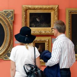 Imagen de personas observando obras de arte en el Museo Nacional de Arte de Rumanía durante el evento de la Noche Europea de los Museos, en Bucarest, Rumanía. | Foto:Xinhua/Cristian Cristel