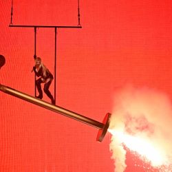 La cantante finlandesa Erika Vikman, representante de Finlandia, interpreta la canción "Ich komme" durante la segunda semifinal del Festival de la Canción de Eurovisión 2025, en el estadio St. Jakobshalle de Basilea. | Foto:FABRICE COFFRINI / AFP