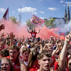 Los aficionados del PSV Eindhoven se reúnen en el Stadhuisplein para celebrar el campeonato del PSV Eindhoven en la liga de fútbol holandesa Eredivisie 2024-2025, en Eindhoven. | Foto:Robin van Lonkhuijsen / ANP / AFP