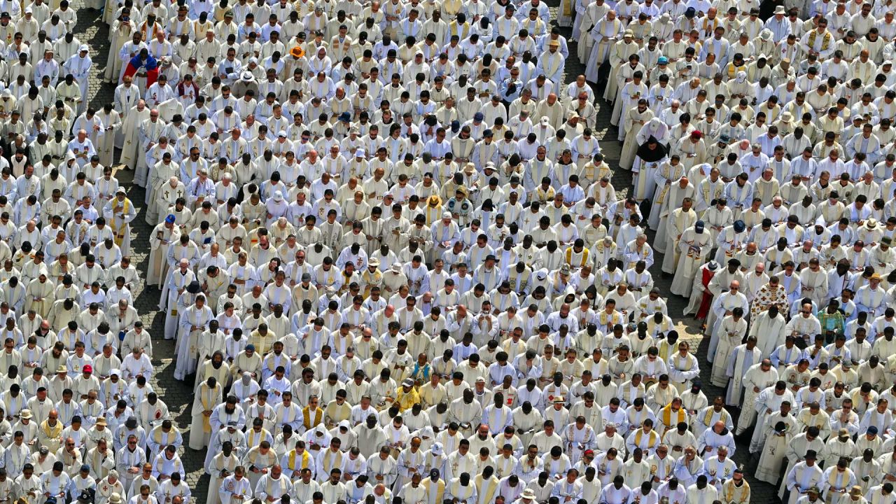 Sacerdotes asisten a la Santa Misa de inicio del pontificado del Papa León XIV, en la plaza de San Pedro del Vaticano. | Foto:ALBERTO PIZZOLI / AFP