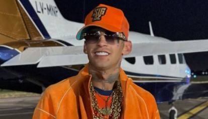 El cantante fue visto con otra mujer y crece su distanciamiento con Wanda Nara.
