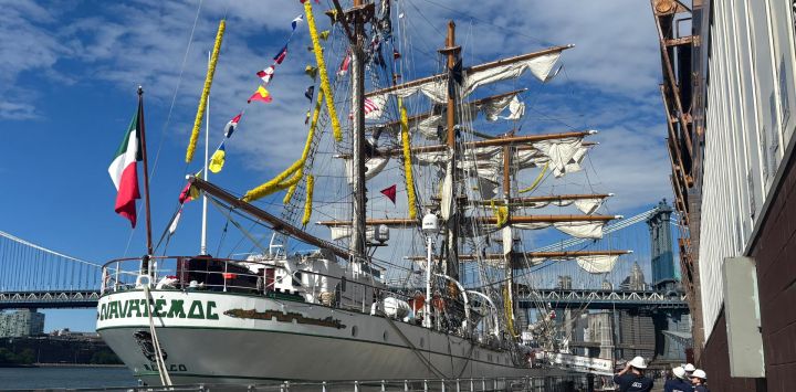 El buque escuela de la Armada de México que impactó el Puente de Brooklyn se encuentra amarrado en el bajo Manhattan en la ciudad de Nueva York. Dos personas murieron y otras 19 resultaron heridas después de que un buque escuela de la Armada de México impactara el Puente de Brooklyn, informó el alcalde de la ciudad de Nueva York, Eric Adams.