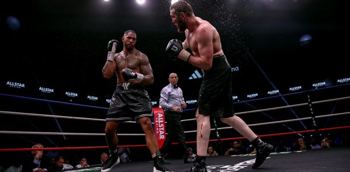 El francés Tony Yoka (izq.) pelea con el ruso Arslan Yallyev (der.) durante su combate internacional de peso pesado en el Adidas Arena de París.