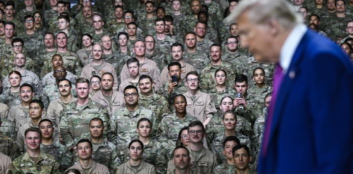 El presidente de Estados Unidos, Donald Trump, llega para dirigirse a las tropas en la base aérea de Al-Udeid, al suroeste de Doha.