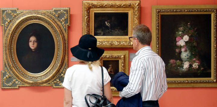 Imagen de personas observando obras de arte en el Museo Nacional de Arte de Rumanía durante el evento de la Noche Europea de los Museos, en Bucarest, Rumanía.