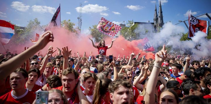 Los aficionados del PSV Eindhoven se reúnen en el Stadhuisplein para celebrar el campeonato del PSV Eindhoven en la liga de fútbol holandesa Eredivisie 2024-2025, en Eindhoven.