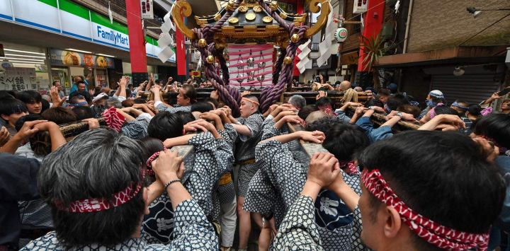 Los participantes portan un santuario portátil o "mikoshi" durante el Festival anual Sanja Matsuri en el distrito de Asakusa, Tokio. Miles de personas acudieron al distrito de Asakusa, Tokio, durante el festival anual de tres días, que anuncia la llegada del verano a la capital japonesa.
