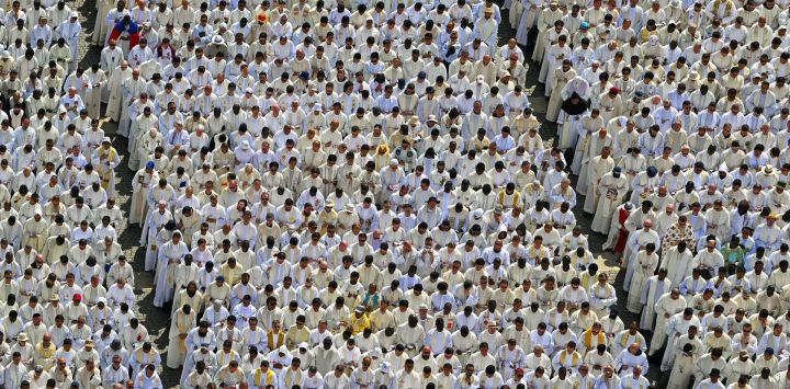 Sacerdotes asisten a la Santa Misa de inicio del pontificado del Papa León XIV, en la plaza de San Pedro del Vaticano.