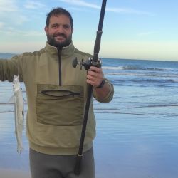 La línea quebrada de dos boyas, con cuatro o cinco brazoladas es el aparejo típico del lugar y anduvo muy bien, la baja profundidad del sector invitó a probar con los tradicionales paternóster y fue una buena elección. 