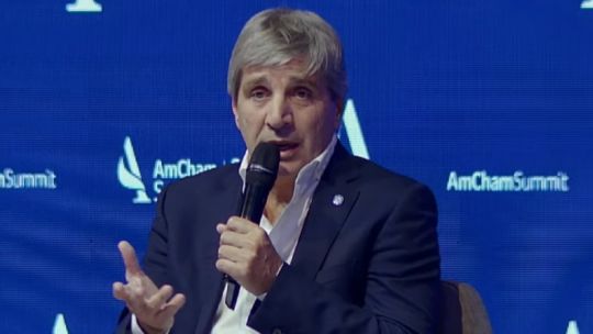Luis Caputo en el AmCHam Summit 2025