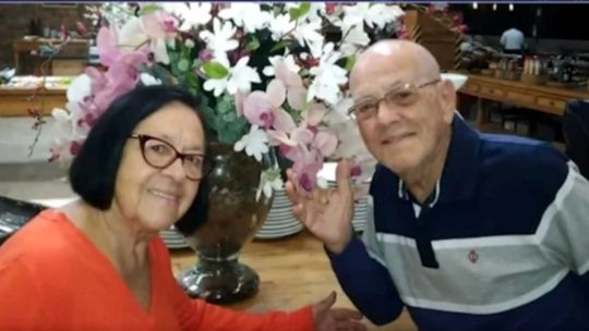 Una pareja que se conoció en la adolescencia y estuvo casada durante 74 años muere el mismo día 20250520