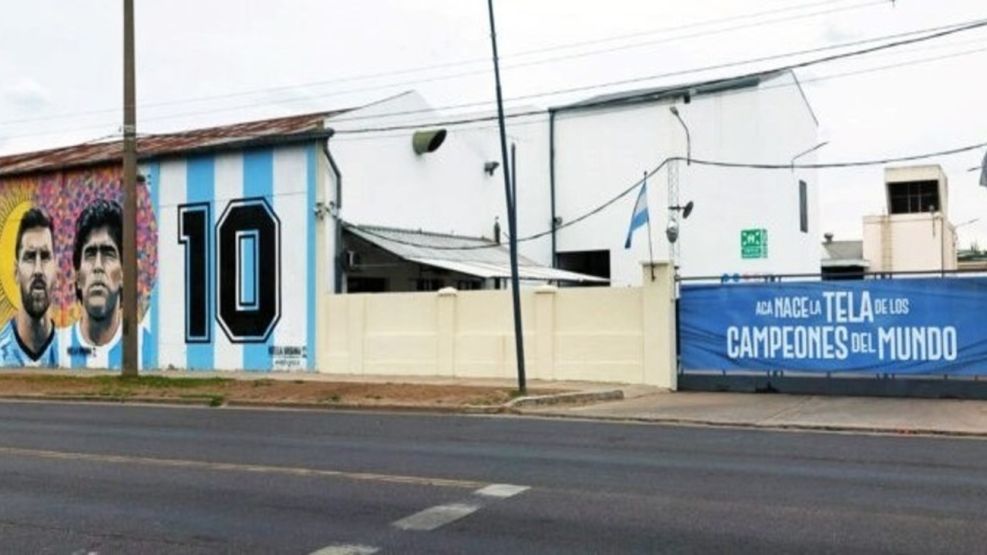 Una fundación recicla camisetas de la Selección argentina para la fabricación de alfombras y cartucheras
