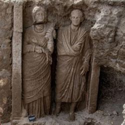 Las figuras están esculpidas en tamaño casi real. 