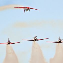 El equipo acrobático Júpiter realiza un espectáculo acrobático en la ceremonia de apertura de la 17 edición de la Exposición Internacional Marítima y Aeroespacial de Langkawi, en Langkawi, Malasia. | Foto:Xinhua/Cheng Yiheng