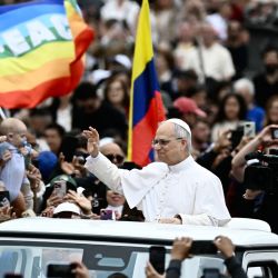El Papa León XIV saluda a la multitud durante la audiencia general semanal en la Plaza de San Pedro en el Vaticano. | Foto:Filippo Monteforte / AFP