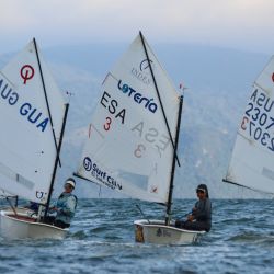 Imagen de las veleristas Nataly Dutoit, de Guatemala, Ariana Zuriel, de El Salvador, y Amelia Graham, de Estados Unidos, compitiendo en la categoría Optimist Femenino, durante la segunda edición del "FesaVela International Regatta 2025" en el Lago de Ilopango, en el departamento de San Salvador, capital de El Salvador. | Foto:Xinhua/Alexander Peña