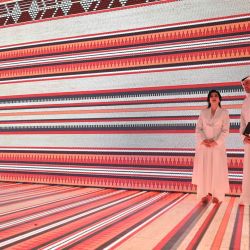 Imagen de personas observando un espectáculo de arte en pantallas interactivas durante una celebración organizada por la Sociedad Kuwaití Al-Sadu, en la Ciudad de Kuwait, Kuwait. | Foto:Xinhua/Asad