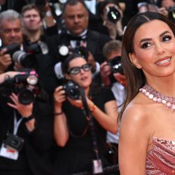 La actriz estadounidense Eva Longoria llega a la proyección de la película "The Phoenician Scheme" en la 78.ª edición del Festival de Cine de Cannes, en Cannes, sur de Francia. | Foto:MIGUEL MEDINA / AFP