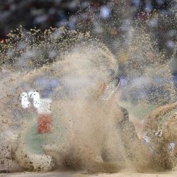La serbia Ivana Spanovic compite en la final femenina de triple salto durante la Liga Diamante de la IAAF en el estadio Suheim Bin Hamad de Doha. | Foto:Mahmud Hams / AFP