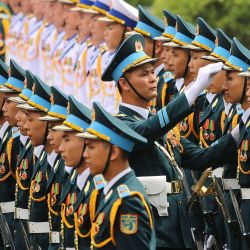 Miembros de una guardia de honor se preparan para una ceremonia de bienvenida al primer ministro de Tailandia, Paetongtarn Shinawatra, y al primer ministro de Vietnam, Pham Minh Chinh, en el Palacio Presidencial de Hanói. | Foto:LUONG THAI LINH / POOL / AFP