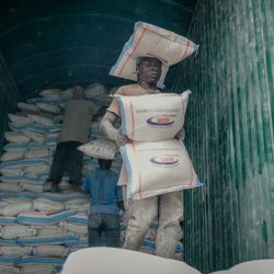 Un joven porteador transporta mercancías para sus clientes mientras descarga un contenedor de harina en el mercado de Birere, Goma. | Foto:Jospin Mwisha / AFP