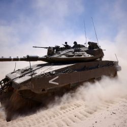 Un tanque israelí es visto cerca de la frontera sur de Israel con Gaza. | Foto:Xinhua/Jamal Awad
