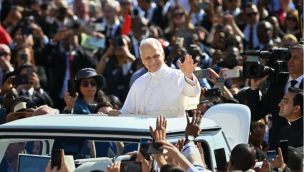 El papa León XIV durante su primera audiencia general