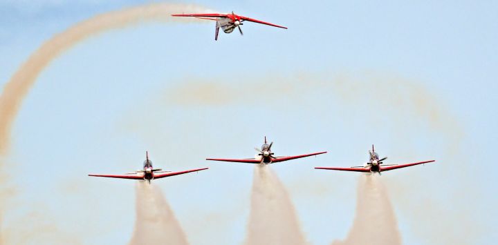 El equipo acrobático Júpiter realiza un espectáculo acrobático en la ceremonia de apertura de la 17 edición de la Exposición Internacional Marítima y Aeroespacial de Langkawi, en Langkawi, Malasia.
