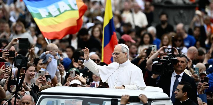 El Papa León XIV saluda a la multitud durante la audiencia general semanal en la Plaza de San Pedro en el Vaticano.