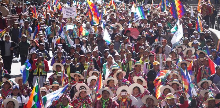 Indígenas participan en una marcha en apoyo al expresidente boliviano Evo Morales, en la ciudad de La Paz, Bolivia.