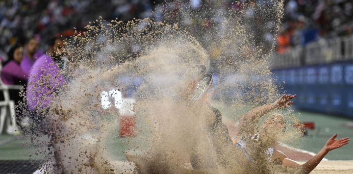 La serbia Ivana Spanovic compite en la final femenina de triple salto durante la Liga Diamante de la IAAF en el estadio Suheim Bin Hamad de Doha.