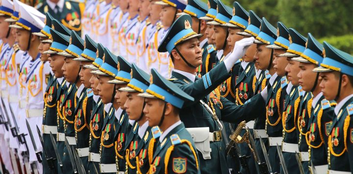 Miembros de una guardia de honor se preparan para una ceremonia de bienvenida al primer ministro de Tailandia, Paetongtarn Shinawatra, y al primer ministro de Vietnam, Pham Minh Chinh, en el Palacio Presidencial de Hanói.