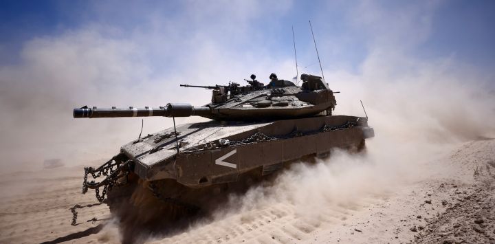 Un tanque israelí es visto cerca de la frontera sur de Israel con Gaza.