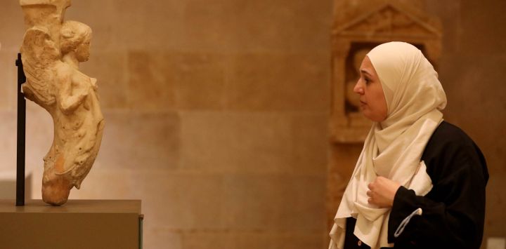 Una visitante observa una exposición en el Museo Nacional de Líbano, en Beirut, Líbano.