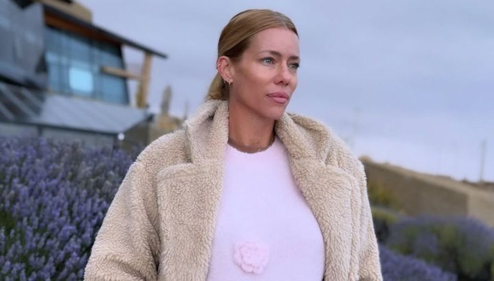 Nicole Neumann dio cátedra de las zapatillas tendencia con un look deportivo todoterreno