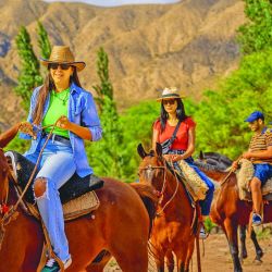 En junio anticipamos las vacaciones de invierno, cerramos una temporada de pesca y abrimos otra. También, turismo, aventura y servicios.