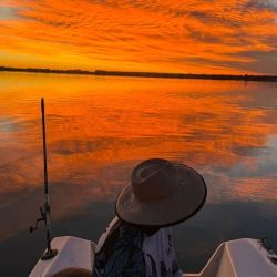 A minutos del centro de la ciudad, la laguna brinda un espacio de recreación magnífico, no solo por la pesca sino por el club Náutico que da la posibilidad de practicar numerosos deportes. 